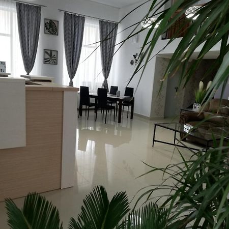 Hotel Holiday Victoria Виктория Екстериор снимка