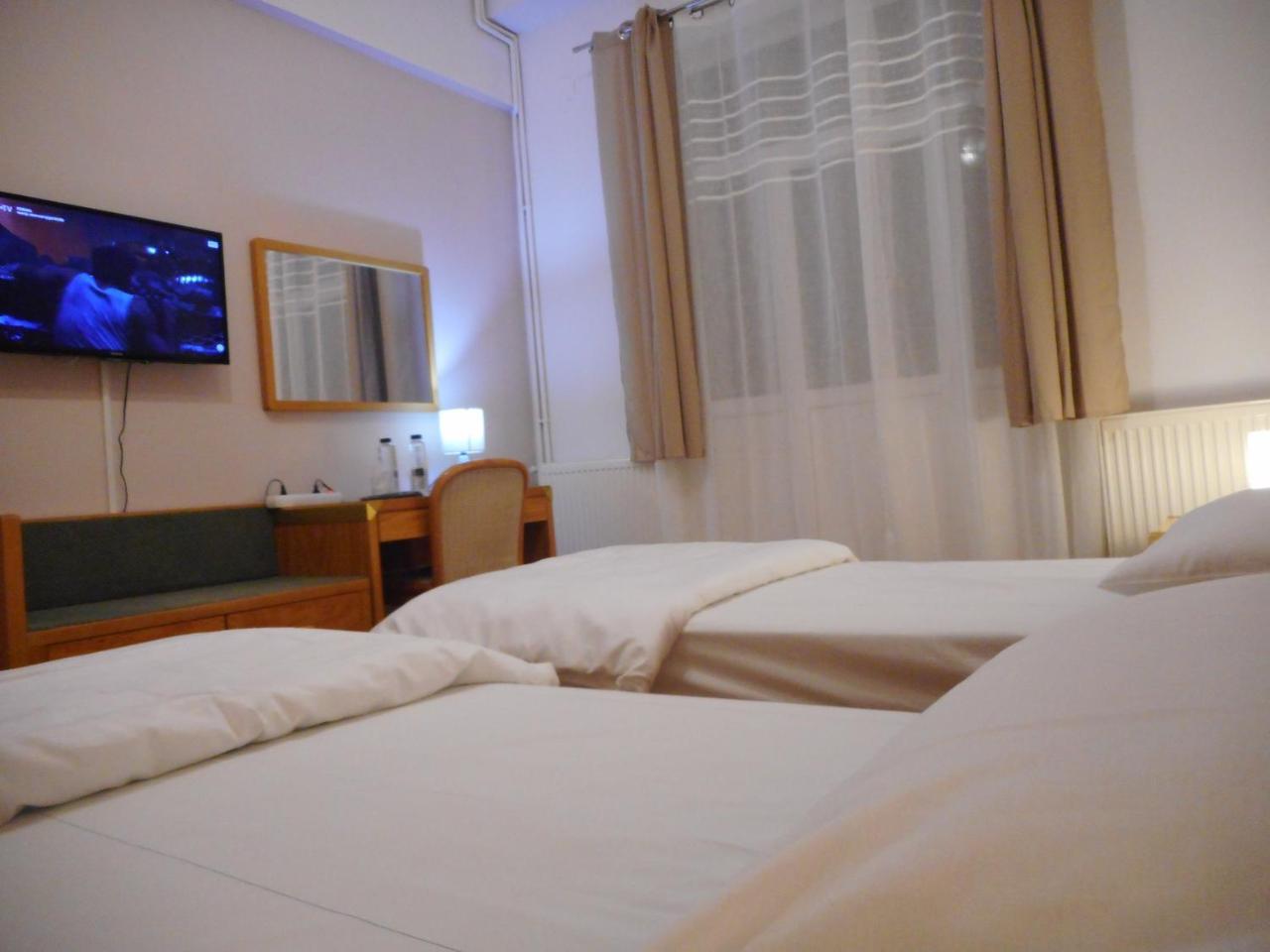 Hotel Holiday Victoria Виктория Екстериор снимка